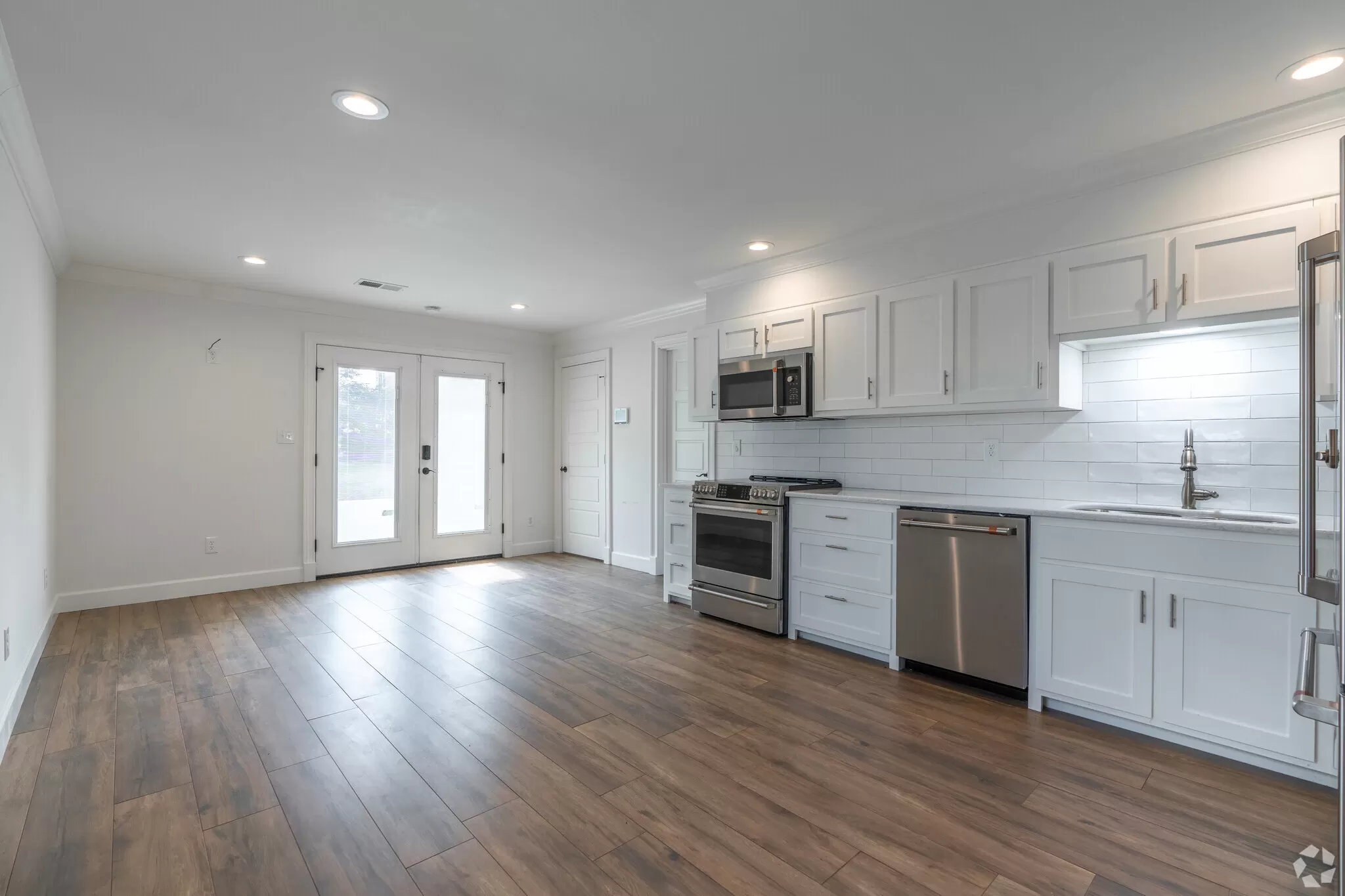 Kitchen & Dining Area